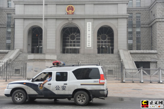 6��9�����磬ԭ���������������������־�������ܻߡ�����ְȨһ�������ڱ����еڶ��м�����Ժ��ͥ����������5ʱ50���������߿�������Ժ���ſ��Ѿ���ʼ��߾��������н�10������ͣ���˷�Ժ�ſڡ����� ��(��������ͼƬ) 